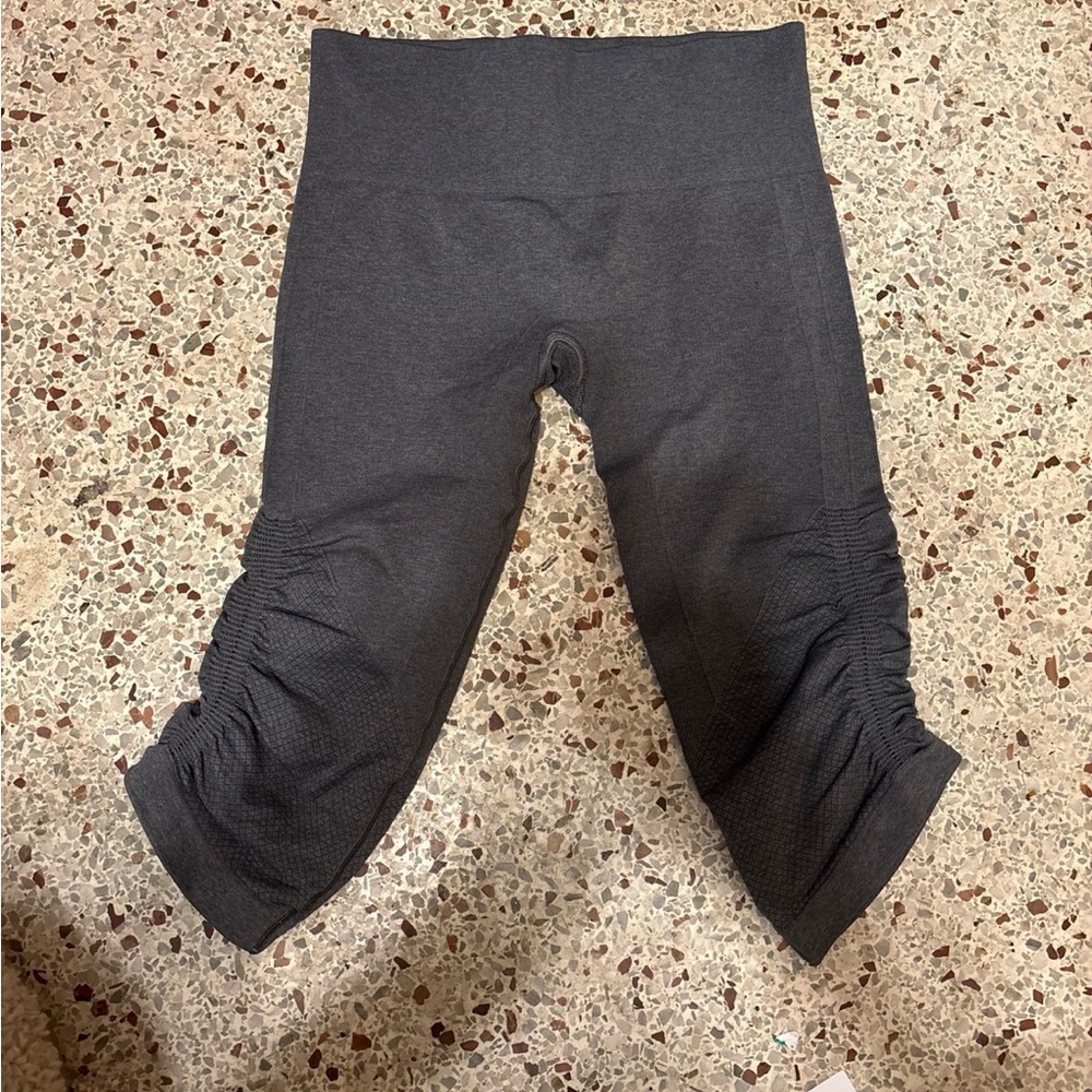 Women's Lululemon Ebb and Flow seamless Crop Size 6 Dark Grey